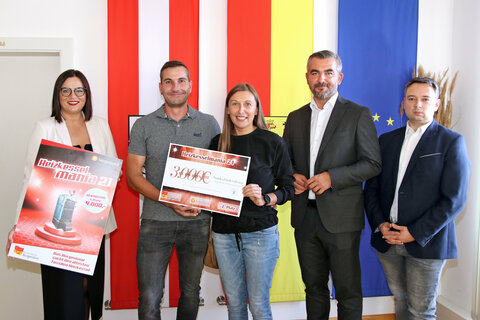 v.l. LH-Stv.in Mag.a Astrid Eisenkopf, Christian Grosinger mit Gattin aus Mannersdorf/R., LR Mag. Heinrich Dorner, Florian Hofstetter, Administrator des Burgenländischen Ökoenergiefonds (BÖF)