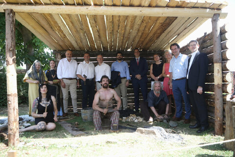 Sabine Hammerl-Lorenz, Manuela Thurner (vorne sitzend, links), Simona Hammerl, Landeshauptmann Hans Peter Doskozil, Bürgermeister Werner Gabriel, Harald Popofsits (Tourismusverband Südburgenland), Markus Hammerl, Christian Hammerl, Mag. Gert Polster, Direktor des Landesmuseums Burgenland, und Bischofsvikar László Pál sowie den ungarischen Vertretern in Schandorf.