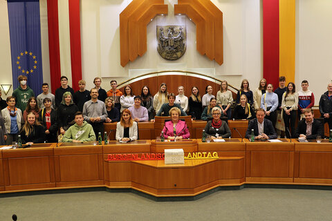 Die Schülerinnen und Schüler des Wimmer Gymnasiums Oberschützen im Landtagssitzungssaal mit Landtagspräsidentin Verena Dunst (Mitte, vorne), sowie Landtagsabgeordnete Dipl. Päd. DI Carina Laschober-Luif (3.v.l.,. vorne), Landtagsabgeordnete Doris Prohaska (3.v.r., vorne), Klubobmann Johann Tschürtz (2.v.r., vorne), Landtagsabgeordneten Wolfgang Spitzmüller (6.v.l., stehend) und DDr. Barbara Glück (links, stehend).