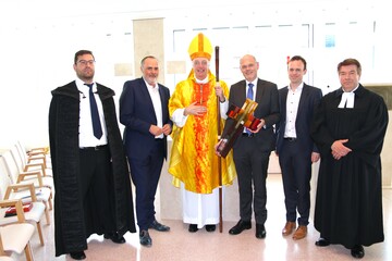 Pfarrer Richárd László Kádas, Landeshauptmann Hans Peter Doskozil, Diözesanbischof Ägidius Zsifkovics, Franz Öller (Geschäftsführer Gesundheit Burgenland), Marc Seper (kaufmännischer Direktor Klinik Oberwart) und Pfarrer Carsten Marx.