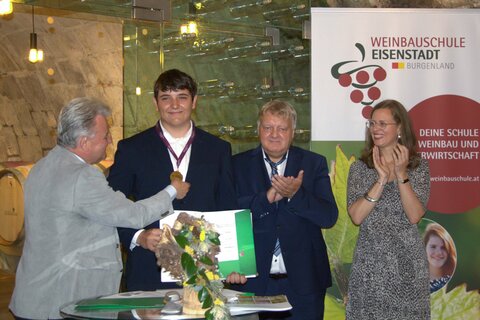 Mag. Erich Unger (Direktor Landwirtschaftliche Fachschule Eisenstadt), DI Johann Pötz (Direktor Ländliches Fortbildungsinstitut) und LH-Stv.in Anja Haider-Wallner mit einem Absolventen