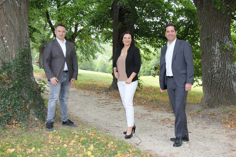 Naturdenkmal „Lindenallee Hornstein“ - Land übernimmt Pflegekosten im Rahmen der Initiative „Naturdenkmäler Burgenland“: LH-Stellvertreterin Mag.a Astrid Eisenkopf im Bild mit Vizebürgermeister Rainer Schmitl, MA, und Gemeindevorstand Mag. Florian Hofstetter