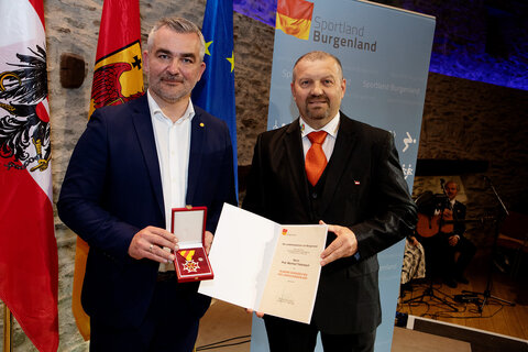 Manfred Tiefenbach bekam von Sportlandesrat Heinrich Dorner (v.r.) das Silberne Ehrenzeichen des Landes Burgenland überreicht.