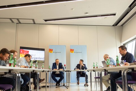 Landeshauptmann Hans Peter Doskozil mit Rechtsanwalt Mag. Johannes Zink, zuständiger Prüfer der Sonderprüfung