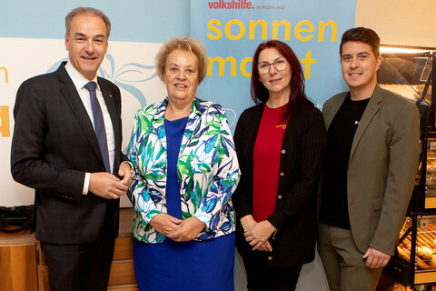 Sozial-Landesrat Dr. Leonhard Schneemann mit Volkshilfe Burgenland-Präsidentin Verena Dunst, Sonnenmarkt Oberpullendorf-Leiterin Susanna Weidinger und Volkshilfe Burgenland-Stellvertretender Geschäftsführer Patrick Gober (v.l.) bei der Zwei-Jahres-Feier des Sonnenmarktes in Oberpullendorf.