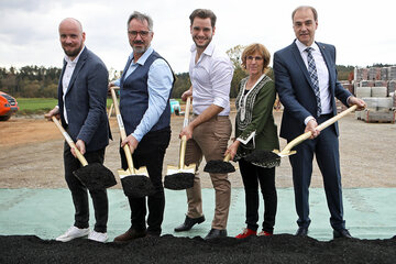 Landesrat Dr. Leonhard Schneemann (r.) mit den beiden Geschäftsführern Gerald (2.v.l.) und Dominik Dunst (l.) sowie Richard und Regina Dunst (v.l.) beim Spatenstich.
