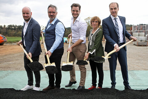 Landesrat Dr. Leonhard Schneemann (r.) mit den beiden Geschäftsführern Gerald (2.v.l.) und Dominik Dunst (l.) sowie Richard und Regina Dunst (v.l.) beim Spatenstich.