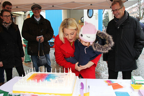 Jugendlandesrätin Mag.a (FH) Daniela Winkler nahm den 30. Jahrestages zum Anlass, um in der Fußgängerzone in Eisenstadt mit Unterstützung von Anna-Lena und Vertretern des Landesjugendforums eine Geburtstagstorte anzuschneiden und zu verteilen