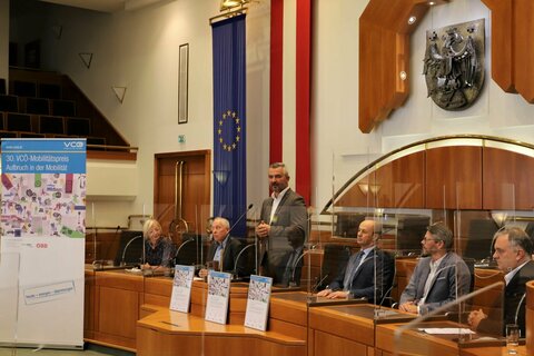 Bürgermeisterin Ingrid Salamon, VCÖ-Geschäftsführer Dr. Willi Nowak, Landesrat Mag. Heinrich Dorner, ÖBB-Postbus Regionalmanager Hubert Kuzdas, BHAK/BHAS Stegersbach Schuldirektor Mag. Chris Wagner und Verkehrsbetriebe Burgenland GmbH-Geschäftsführer Wolfgang Werderits (v.l.n.r.) im Rahmen der Präsentation der ausgezeichneten Projekte;