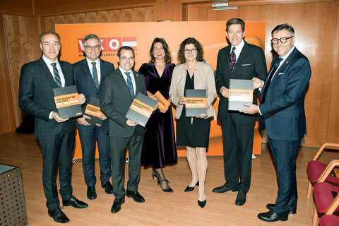 Landesrat Dr. Leonhard Schneemann, Finanzminister Dr. Magnus Brunner, LL.M., Moderatorin Kristina Schranz, Historikerin Mag. Dr. Brigitte Kriszanits, Wirtschaftskammer Österreich-Präsident Dr. Harald Mahrer und Wirtschaftskammer Burgenland-Direktor Dkfm. Dr. Harald Schermann (v.l.).