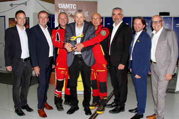 Landesrat Heinrich Dorner mit Marco Trefanitz, Geschäftsführer der ÖAMTC-Flugrettung, LAbg. Christian Drobits, Oberwarts Bürgermeister Georg Rosner und Stadtrat Marc Seper mit C16-Stützpunktleiter Andreas Tautter, dem Leitenden Notarzt Wilhelm Urschl und dem Leiter des Rettungsdienstes des Roten Kreuzes Burgenland, Hans-Peter Polzer, der sich vor Kurzem aus dem aktiven Dienst am C16 verabschiedete.