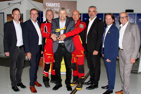 Landesrat Heinrich Dorner mit Marco Trefanitz, Geschäftsführer der ÖAMTC-Flugrettung, LAbg. Christian Drobits, Oberwarts Bürgermeister Georg Rosner und Stadtrat Marc Seper mit C16-Stützpunktleiter Andreas Tautter, dem Leitenden Notarzt Wilhelm Urschl und dem Leiter des Rettungsdienstes des Roten Kreuzes Burgenland, Hans-Peter Polzer, der sich vor Kurzem aus dem aktiven Dienst am C16 verabschiedete.
