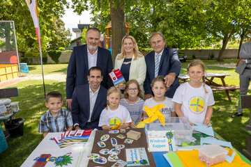 Landeshauptmann Mag. Hans Peter Doskozil, Landesrätin Mag.a (FH) Daniela Winkler, Zurndorfs Bürgermeister Werner Friedl und Dr. Stephan Sharma, Vorstandsvorsitzender Burgenland Energie, mit SchülerInnen der Volksschule Zurndorf bei den Feierlichkeiten zum 25-Jahr-Jubiläum des Windparks.