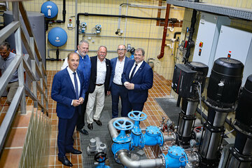 Landesrat Dr. Leonhard Schneemann besichtigte gemeinsam mit Geschäftsführer Richard Vettermann (Wasserverband Unteres Lafnitztal), Heiligenkreuzs Bürgermeister Ing. Eduard Zach, Südburgenland-Manager Kommerzialrat Werner Unger und Vorstand des Wasserverbandes Unteres Lafnitztal, Bürgermeister Franz Kazinota, Gemeinde Neustift bei Güssing (v.l.) das Innengebäude des Wasserverbandes Unteres Lafnitztal in Heiligenkreuz.