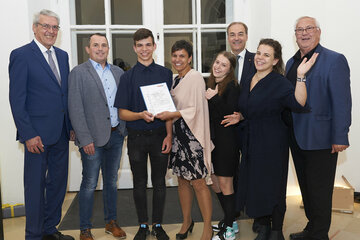 Vizepräsident Kommerzialrat Paul Krail, Betriebsleiter Hannes Civdino (Porsche Oberwart), Stefan Fischer, Mama Denise Fischer, Freundin Lisa Buchegger, Landesrat Leonhard Schneemann, Schwester Tanja Fischer und Innungsmeister Kommerzialrat Josef Wiener (v.l.).