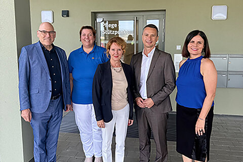 Sozialwissenschaftler Wolfgang Schroeder, Katrin Pinter-Pieler, Heike Raab, LAbg. Robert Hergovich und Waltraud Kölly-Schranz vor dem Pflegestützpunkt in Trausdorf.