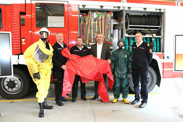 LR Heinrich Dorner und ABI Andreas Braunstein übernahmen die neuen Schutzanzüge für die burgenländischen Stützpunktfeuerwehren. V.l.: FF-Mann in Chemikalienschutzanzug der Schutzstufe 3, BR Michael Hauser, OBR Adi Binder, LR Heinrich Dorner, FF-Mann in Chemikalienschutzanzug der Schutzstufe 2, ABI Andreas Braunstein