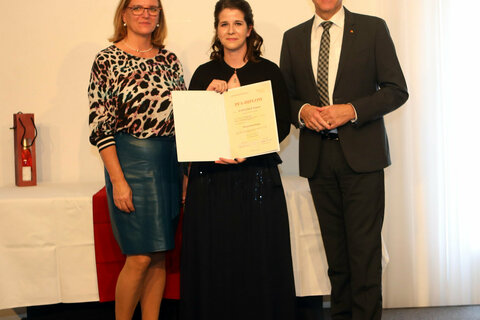 Direktorin DGKP Gabriele Ehrenhöfer (l., Gesundheits- und Krankenpflegeschule Oberwart, KRAGES) und Landesrat Dr. Leonhard Schneemann (r.) mit Pflegefachassistentin Tamara Schneider (Mitte);