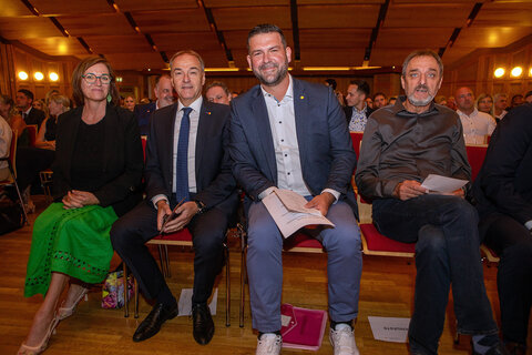 Schuldirektorin Gabriele Ehrenhöfer, MSc, Landesrat Dr. Leonhard Schneemann, CEO Florian Schlechtleitner, MSc, MBA (Gesundheit Burgenland) und AK Burgenland-Präsident Gerhard Michalitsch (v.l.) im Zuge der Diplomverleihung im Kulturzentrum Oberschützen.