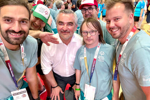Landesrat Heinrich Dorner und Sebastian Koller, Geschäftsführer von Special Olympics Burgenland, mit den burgenländischen Athletinnen und Athleten bei der Eröffnung der 9. Nationalen Sommerspiele.