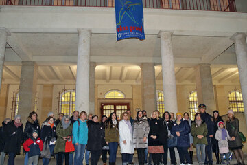 Frauenlandesrätin Astrid Eisenkopf, Landesrätin Daniela Winkler und Vertreterinnen der Gewaltschutzeinrichtungen, des Frauen- und Sozialhauses, der Frauenberatungsstellen und des Gewaltschutzzentrums nach dem Hissen der Fahne „Frei leben ohne Gewalt“ vor dem Landhaus in Eisenstadt