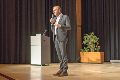 Landesrat Dr. Leonhard Schneemann bei seiner Rede zum Thema Demenz im Kulturzentrum Oberschützen.