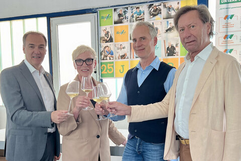 Wirtschaftslandesrat Dr. Leonhard Schneemann besuchte anlässlich des 25-jährigen Bestandsjubiläums die Spenglerei Reiter in Pinkafeld.