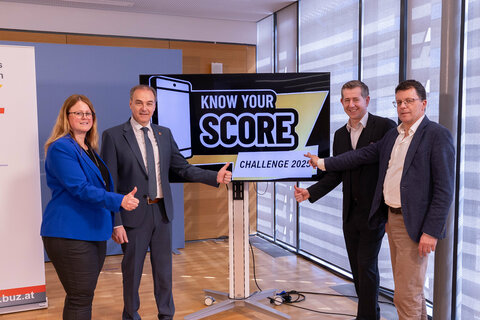 (v.l.) DI (FH) Karin Steiner, BA, Stellvertretende Landesgeschäftsführerin AMS, Landesrat Dr. Leonhard Schneemann, Mag. (FH) Christian Vlasich, Geschäftsführer BUZ Neutal und Mag. Manfred Schweiger, BUZ Neutal, Projektleiter Digitales Lernen, präsentierten die Lern-App für Lehrlinge „KnowYourScore“.