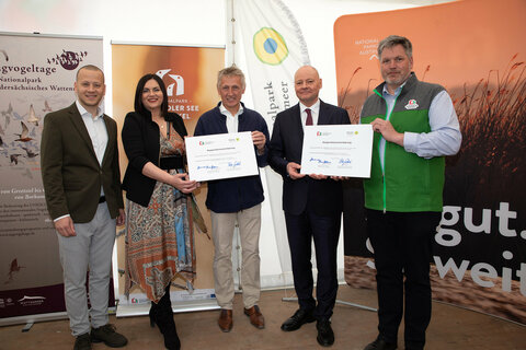 Präsentieren den Kooperationsvertrag (v.l.): Bürgermeister NRAbg. Maximilian Köllner (Illmitz), Landeshauptmann-Stellvertreterin Mag.a Astrid Eisenkopf, Peter Südbeck, Leiter der Nationalparkverwaltung Niedersächsisches Wattenmeer, S.E. Michael Klor-Berchtold, Botschafter der Bundesrepublik Deutschland in Österreich und der Direktor des Nationalpark Neusiedler See – Seewinkel, Johannes Ehrenfeldner