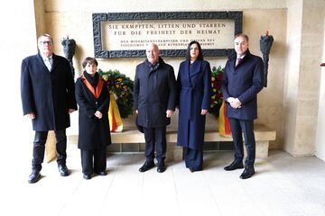 Landtagspräsidentin Mag.a Astrid Eisenkopf und Landesrat Dr. Leonhard Schneemann mit der Vertreterin und den Vertretern der Opferverbände.