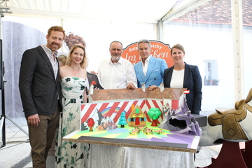 Landeshauptmann Hans Peter Doskozil (Mitte) präsentierte gemeinsam mit Intendant Alfons Haider und KBB-Geschäftsführerin Barbara Weißeisen-Halwax (r.) sowie den Hauptdarstellern der Operette „Im Weißen Rössl", Martin Bermoser (l.) und Dagmar Bernhard (2.v.l.) das Programm auf Schloss Tabor.