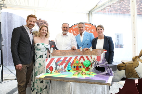 Landeshauptmann Hans Peter Doskozil (Mitte) präsentierte gemeinsam mit Intendant Alfons Haider und KBB-Geschäftsführerin Barbara Weißeisen-Halwax (r.) sowie den Hauptdarstellern der Operette „Im Weißen Rössl", Martin Bermoser (l.) und Dagmar Bernhard (2.v.l.) das Programm auf Schloss Tabor.