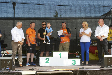 Landesrätin Mag.a (FH) Daniela Winkler überreichte den Sieger*innen die Pokale und stellte sich mit Glückwünschen ein.