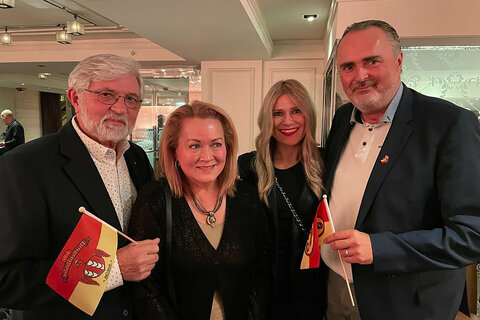 Emmerich Koller, der seine Auswanderung in die USA in eine Biographie goss, Anita Walthier, Vorsitzende der Burgenländischen Gemeinschaft in Chicago, Julia Doskozil und Landeshauptmann Mag. Hans Peter Doskozil.