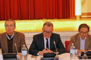  Botschafter Dr. Clemens Koj (Leitung der Ständigen Vertretung Österreichs bei der OSZE in Wien) Landeshautpmann Hans Niessl und Botschafter Mag. Florian Raunig (Leitung der Task Force OSZE) 