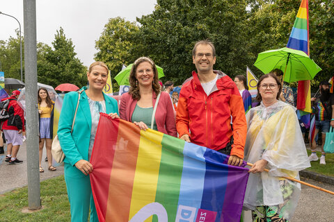 (v.l.) Landesrätin Daniela Winkler, Landeshauptmann-Stellvertreterin Anja Haider-Wallner, LAbg. Wolfgang Spitzmüller und LAbg. Margit Paul-Kientzl bei der Pride Burgenland in Eisenstadt.