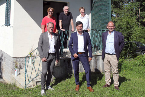 Sozial- und Wirtschaftslandesrat Christian Illedits, pro mente Burgenland Obfrau und Geschäftsführerin Eva Blagusz (hinten ganz rechts), pro mente Burgenland Geschäftsführerin Petra Prangl (hinten links), Wilhelm Pfeiffer, Direktor der Landesberufsschule Pinkafeld (vorne links), Manfred Ringhofer, Fachschule für Keramik und Ofenbau Stoob, (vorne rechts) und Architekt Wilhelm Czencz (hinten mitte) vor dem Kellerstöckl am Csaterberg