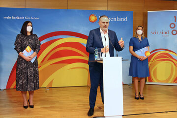 Landeshauptmann Mag. Hans Peter Doskozil mit den weiteren Mitgliedern der Burgenländischen Landesregierung LR Mag. Heinrich Dorner, LH-Stv.in Mag.a Astrid Eisenkopf, LRin Mag.a (FH) Daniela Winkler und LR Dr. Leonhard Schneemann