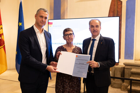 Landesrat Dr. Leonhard Schneemann mit den Simon-Goldberger-Preisträger Musikschule Oberpullendorf und Deutschkreutz vertreten durch Direktor Thomas Loier und Projektleiterin Ruth Patzelt