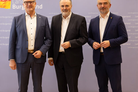 Landeshauptmann Hans Peter Doskozil kündigte gemeinsam mit Wohnbaulandesrat Heinrich Dorner und dem Landesgruppenobmann der Gemeinnützigen Bauvereinigungen, Alfred Kollar, den nächsten Schritt zur Entlastung der Burgenländerinnen und Burgenländer und den Ausbau der Maßnahmen für leistbares Wohnen an.