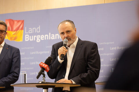 Landeshauptmann Hans Peter Doskozil kündigte gemeinsam mit Wohnbaulandesrat Heinrich Dorner und dem Landesgruppenobmann der Gemeinnützigen Bauvereinigungen, Alfred Kollar, den nächsten Schritt zur Entlastung der Burgenländerinnen und Burgenländer und den Ausbau der Maßnahmen für leistbares Wohnen an.