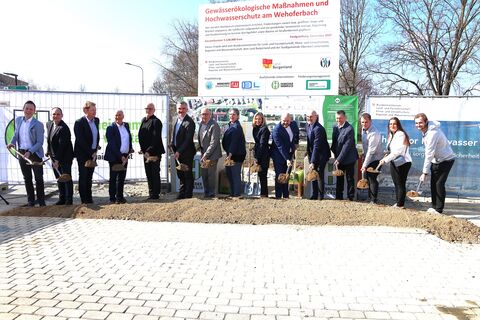 Beim Spatenstich am Wehoferbach in Oberwart setzten Vertreter von Bund, Land und Gemeinde gemeinsam mit Projektbeteiligten den symbolischen Startschuss für die Umsetzung der gewässerökologischen Maßnahmen und den Ausbau des Hochwasserschutzes.