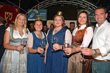 Landesrätin Mag.a (FH) Daniela Winkler, die neue burgenländische Weinkönigin Hannah I. (Hannah Wetschka), die neue Weinprinzessin Sophie Smoley, Landeshauptmann-Stellvertreterin Mag.a Astrid Eisenkopf und Weintourismus-Burgenland-Obmann Mag. Herbert Oschep.