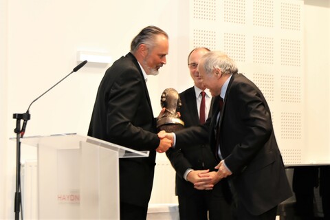 Landeshauptmann Mag. Hans Peter Doskozil überreichte, im Beisein von Joseph Haydn Konservatorium-Geschäftsführer Mag. Franz Steindl, Adam Fischer den ersten Joseph Haydn Preis des Konservatoriums (v.l.n.r.).