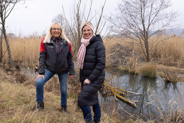 Landeshauptmann-Stellvertreterin Anja Haider-Wallner mit Silvia Strauch beim Besuch des Bibermanagements des Naturschutzbunds Burgenland in Eisenstadt