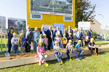 Landeshauptmann Hans Peter Doskozil mit Landesrat Heinrich Dorner und Landesrätin Daniela Winkler, der Spitze der Stadtgemeinde OBerwart (Bürgermeister Georg Rosner und Vizebgm. Michael Leitgeb) und den Kindern der 2U, die in der vierten Klasse das neue Gebäude beziehen werden.