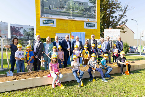 Landeshauptmann Hans Peter Doskozil mit Landesrat Heinrich Dorner und Landesrätin Daniela Winkler, der Spitze der Stadtgemeinde OBerwart (Bürgermeister Georg Rosner und Vizebgm. Michael Leitgeb) und den Kindern der 2U, die in der vierten Klasse das neue Gebäude beziehen werden.