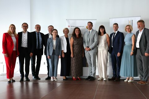 Bildungslandesrätin Daniela Winkler und Bildungsdirektor Alfred Lehner mit den Pädagoginnen und Pädagogen, denen ein Berufstitel verliehen und die mit neuen Betrauungen beauftragt wurden.