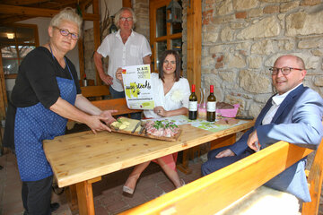 Es ist wieder aus’gsteckt im Burgenland: LH-Stv.in Mag.a Astrid Eisenkopf wirbt im Bio-Buschenschnak Lehner für den 3. Burgenländischen Buschenschenschanktag. V.l.: Siegrid und Erwin Lehner, LH-Stv.in Mag.a Astrid Eisenkopf und der Golser Amtmann Dieter Horvath