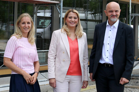 CERAMICO-Geschäftsführerin und Schuldirektorin Anita Wolf, Bildungslandesrätin Daniela Winkler und Heinz Josef Zitz, Bildungsdirektor für Burgenland